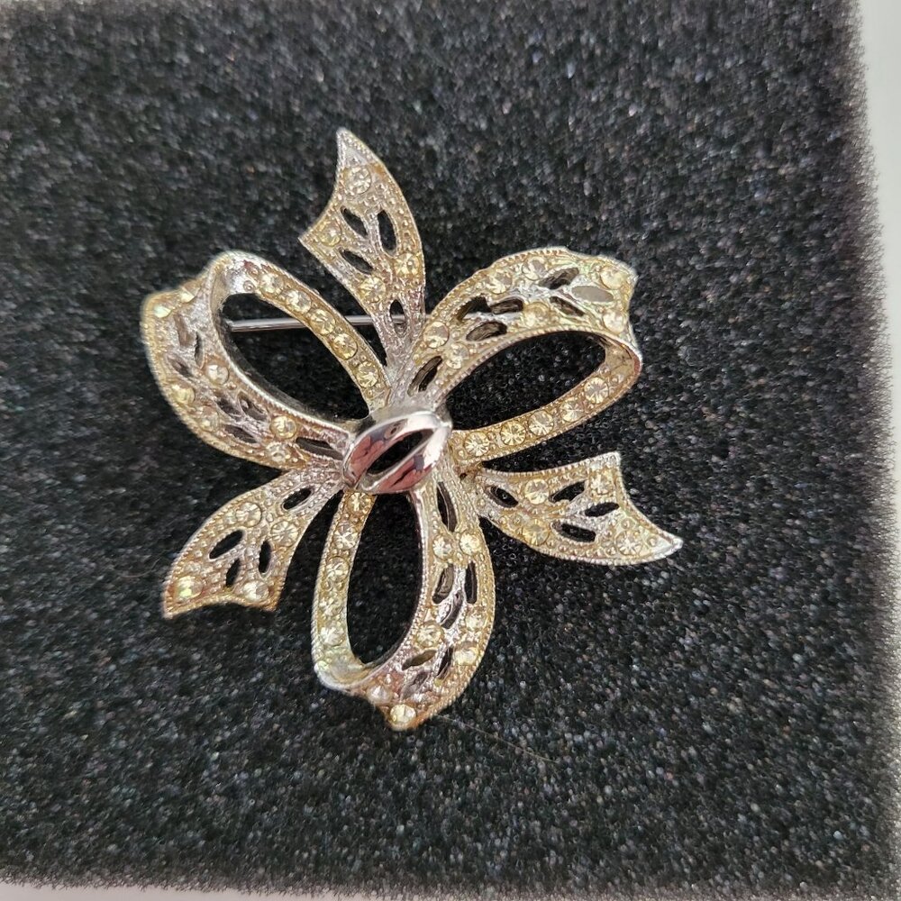 Elegant Vintage Monet Silver-Tone Rhinestone Bow Brooch Pin Jewelry